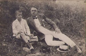 Elev premiant cu medalie și veteran român de război decorat pentru campania din 1913, 1925
