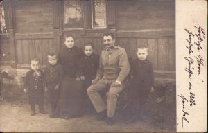 Gradat austro-ungar decorat, cu familia