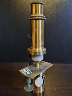 Microscop tubular fabricat de Edmund Hartnack, Paris, anii 1860