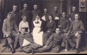 Militari germani răniți, unii cu panglica Crucii de Fier, studio din Neuss, Primul Război Mondial