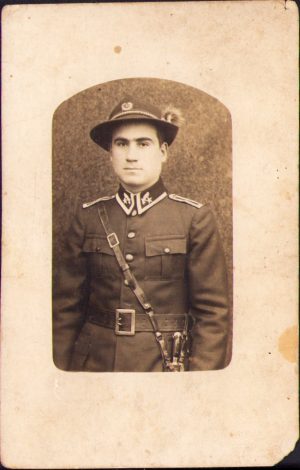 Brigadier silvic român în uniformă, cu stilet, 1928