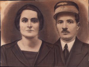 Funcționar român cu chipiu cu cifrul Regelui Ferdinand I, Reșița