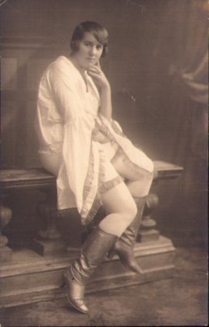 Tânără în ținută sumară, 1925