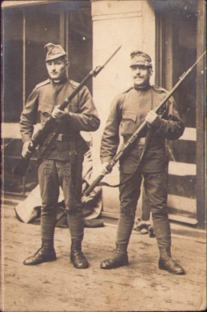 Militari austro-ungari cu baioneta la armă, 1915, poză trimisă la Amlaș, Sibiu