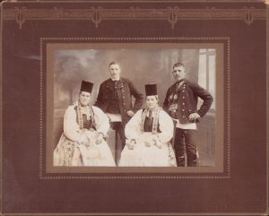 Sași și săsoaice în port popular, studio Emil Fischer, Sibiu, ante 1918