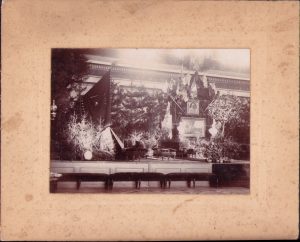 Scenă decorată pentru un important eveniment cu subiect militar cu portretul împăratului Franz Joseph, studio Wilhelm Mann, Sibiu