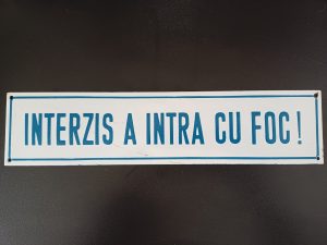Tablă emailată protecția muncii Interzis a intra cu foc - perioada comunistă