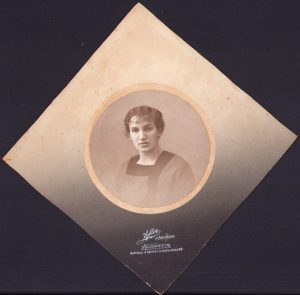 Fotografie studio Adler Brașov (ștampila pe spatele fotografiei)