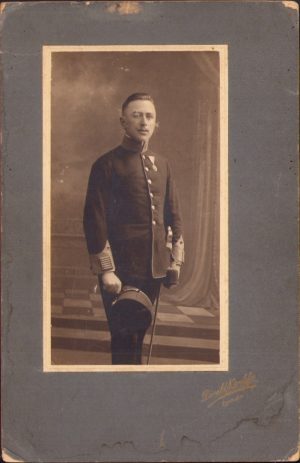Ofițer austro-ungar cu sabie și decorat cu Jubiläumskreuz 1908, studio Divald Károly, Eperjes
