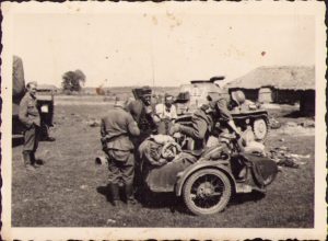 Panzer II, motocicletă cu ataș și militari germani pe Frontul de Est, Al Doilea Război Mondial