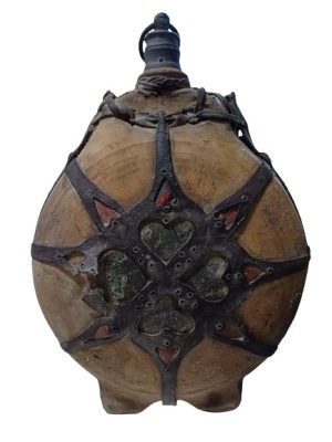 Ploscă tradițională maghiară din lemn îmbrăcat în piele de mânz, csikóbőrös kulacs, cca sfârșit de secol al XIX-lea