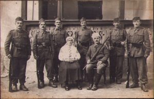 Soldați români în uniformă model 1941, cu puști Berthier