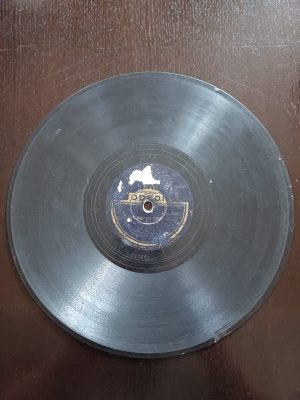 Placă de patefon cu melodiile populare românești Mândruță puf de crin și Marginea Dunării