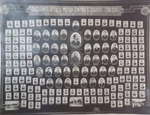 Absolvenții Liceului Militar Dimitrie A Sturdza Craiova promoția 1939-1940 cu profesorii, comandantul liceului colonel Damian Rașcu și directorul liceelor militare general de divizie Ion Demetrescu, studio Omnia Petrescu și Teodorescu Craiova
