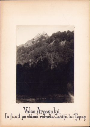 Valea Argeșului În fund pe stânci ruinele Cetății lui Țepeș, fotografie de Augustin Florinescu, anii 1920