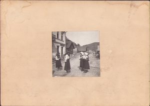 Țărănci în fața unei farmacii, în sat cu cale ferată pe uliță, Transilvania, Institutul de Geografie de la Cluj, anii 1920