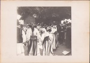 Horă în costum bănățean în Bucova, județul Caraș-Severin, fotografie de Emmanuel de Martonne, 1921