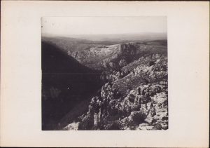 Valea Carașului văzută dinspre Platoul Iabalcea, fotografie de Emmanuel de Martonne, 1921
