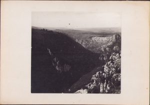 Valea Carașului văzută dinspre Platoul Iabalcea, fotografie de Emmanuel de Martonne, 1921