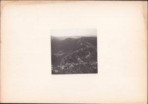 Valea Carașului văzută dinspre Platoul Iabalcea, fotografie de Emmanuel de Martonne, 1921