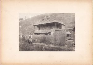 Gospodărie românească din Munții Apuseni și țăran român în port mocănesc, anii 1920
