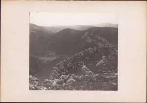 Valea Carașului văzută dinspre Platoul Iabalcea, fotografie de Emmanuel de Martonne, 1921