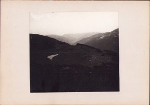 Forme de terasament de nivel dedesuptul stânei dela Păpușa, în fund Borăscu, fotografie de Emmanuel de Martonne, 1921