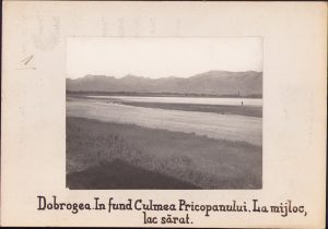 Dobrogea, în fund Culmea Pricopanului, la mijloc lac sărat, anii 1920