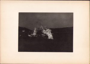 Emanații de gaz metan în flăcări, fotografie din timpul excursiei universitare din 1921 de la Cluj