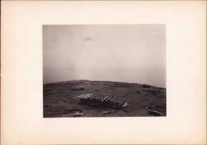 Cabană montană și morminte, România, fotografie din timpul excursiei universitare din 1921 de la Cluj