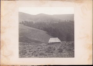 Cele trei stâne Scoborâș la Hideg de la Râu Șes, fotografie de Emmanuel de Martonne, 1921