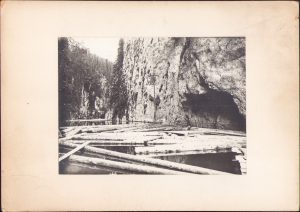 Lacul Ialomiței în Cheile Zănoagei Mici, fotografie de Mihai Haret, anii 1920