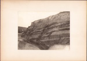 Stratificare în malul râului în dreptul minelor de la Jidava Schitu Golești Argeș, fotografie de Augustin Florinescu, anii 1920
