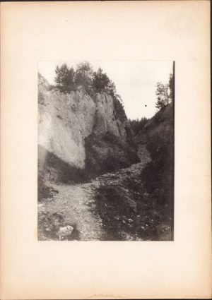 Prăpastie de-a lungul unei falii la Pietrele Dracului Brașov, Institutul de Geografie al Universității din Cluj, anii 1920