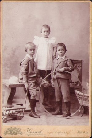 Copii cu jucării, fotografie studio Kossak József, Arad