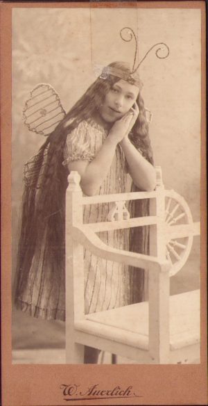 Fetiță în costum de albină, studio Auerlich, Sibiu