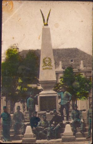 Alba Iulia, monumentul Custoza, carte poștală, pe spate ștampila studioului fotografic Neuvirth György din oraș