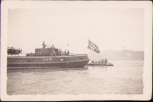 Navă și șalupă militară germană pe Dunăre, pe malul românesc, la Drencova, iunie 1941