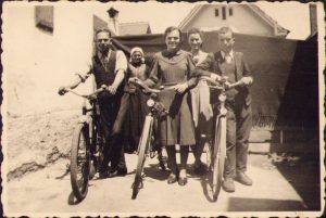 Tineri cu biciclete, Sibiu, 1941