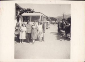 Autobuze și birjă la Călimănești, 1958