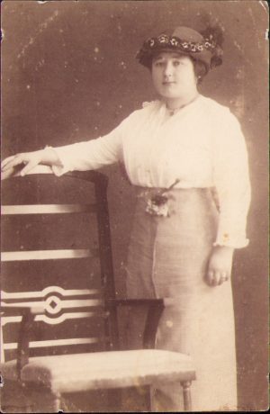 Doamnă în vestimentație de epocă, studio Gárdi Imre, Cluj, ante 1918