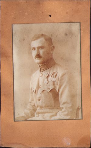 Oberleutnant in der Reserve Goldstern Salomon,  Sanitätstruppe, 15 Abteilung im Garnisonsspital Nr 15 Krakau, decorat cu Bronzene Militärverdienstmedaille am Bande des Militärverdienstkreuzes, Tapferkeitsmedaille și Karl-Truppenkreuz