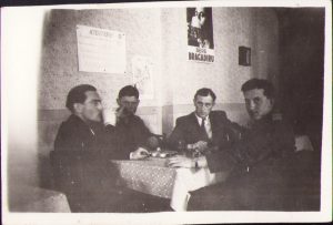 Fotografie cu reclamă Bere Bragadiru pe peretele unei cârciumi, cca anii 1940