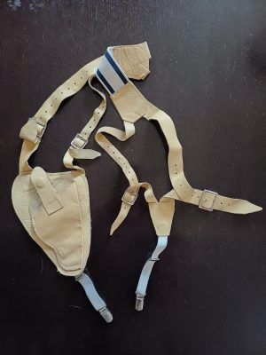 Toc din piele maro cu ham, pentru pistol/Brown leather holster with harness for pistol