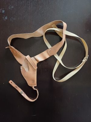Toc din piele maro cu ham, pentru pistol/Brown leather holster with harness for pistol
