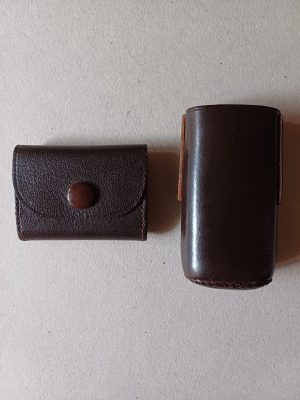 Două portîncărcătoare din piele maro pentru muniție de pistol