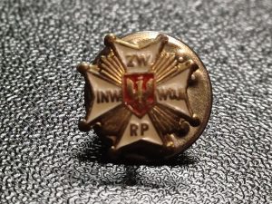 Miniatură insignă de invalid de război rănit în timpul celui de-al Doilea Război Mondial, Polonia, Odznaka Związek Inwalidów Wojennych