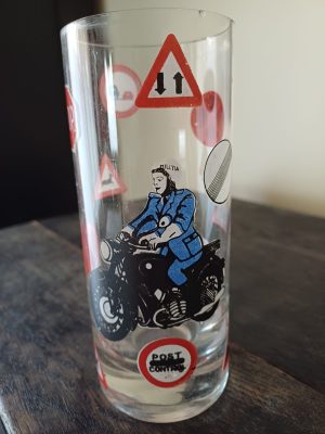 Pahar decorat cu milițian pe motocicletă și semne de circulație, fabricat din sticlă în România în perioada comunistă
