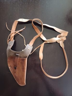 Toc din piele maro cu ham, pentru pistol/Brown leather holster with harness for pistol