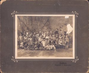 Copii la grădiniță cu educatoare, fotografie studio Lieblich, Sibiu, ante 1918